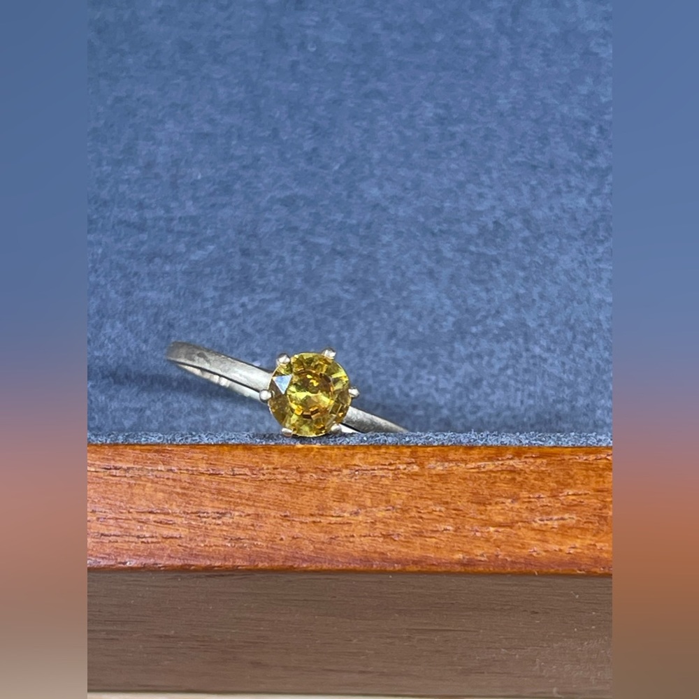 10K Solid Yellow Gold 0.84Ctw Yellow Sapphire Ring 1.2 grams - Picture 8 of 10
